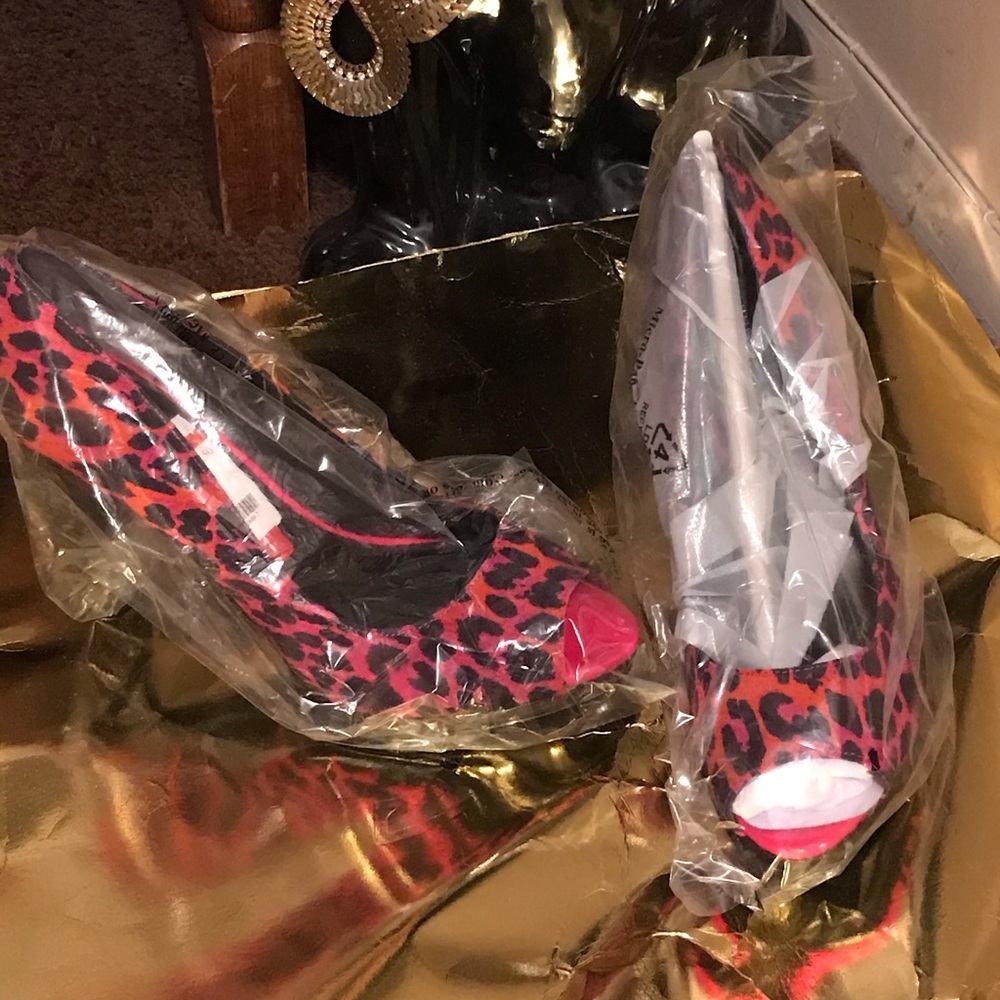 NINE WEST Hot Pink and Black Heels.
